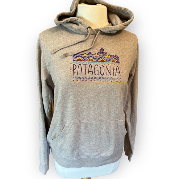 Patagonia Tops - Patagonia Femme Fitz Roy Lightweight Hoody Patagonia Logo Body is Khaki Size Med